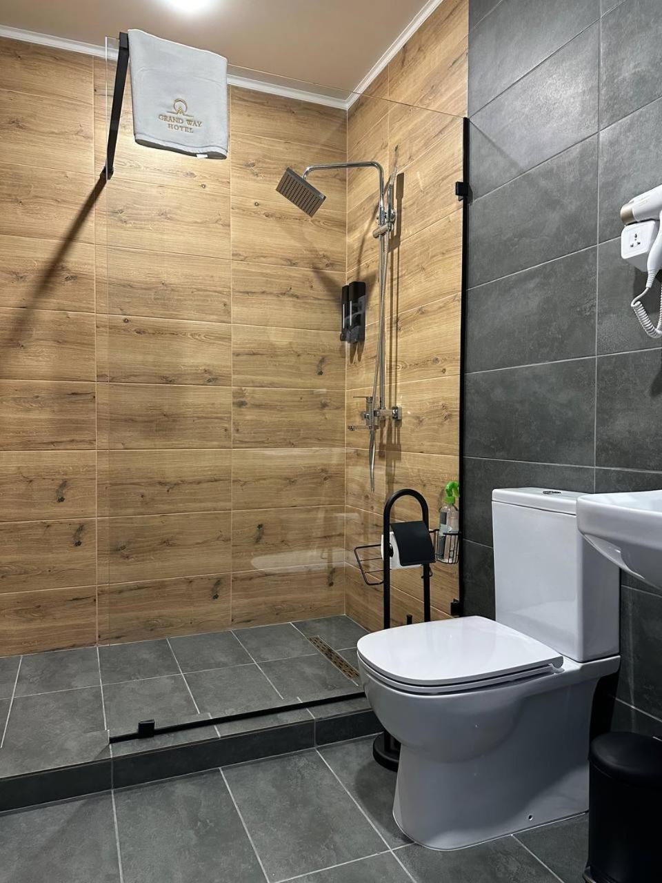Grand Way Hotel Тараз Екстериор снимка
