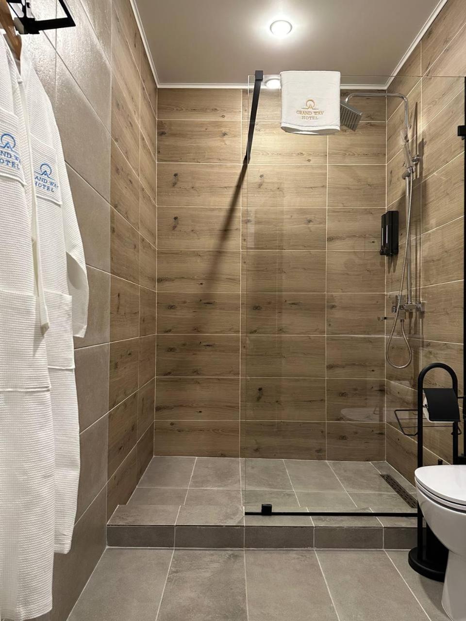 Grand Way Hotel Тараз Екстериор снимка